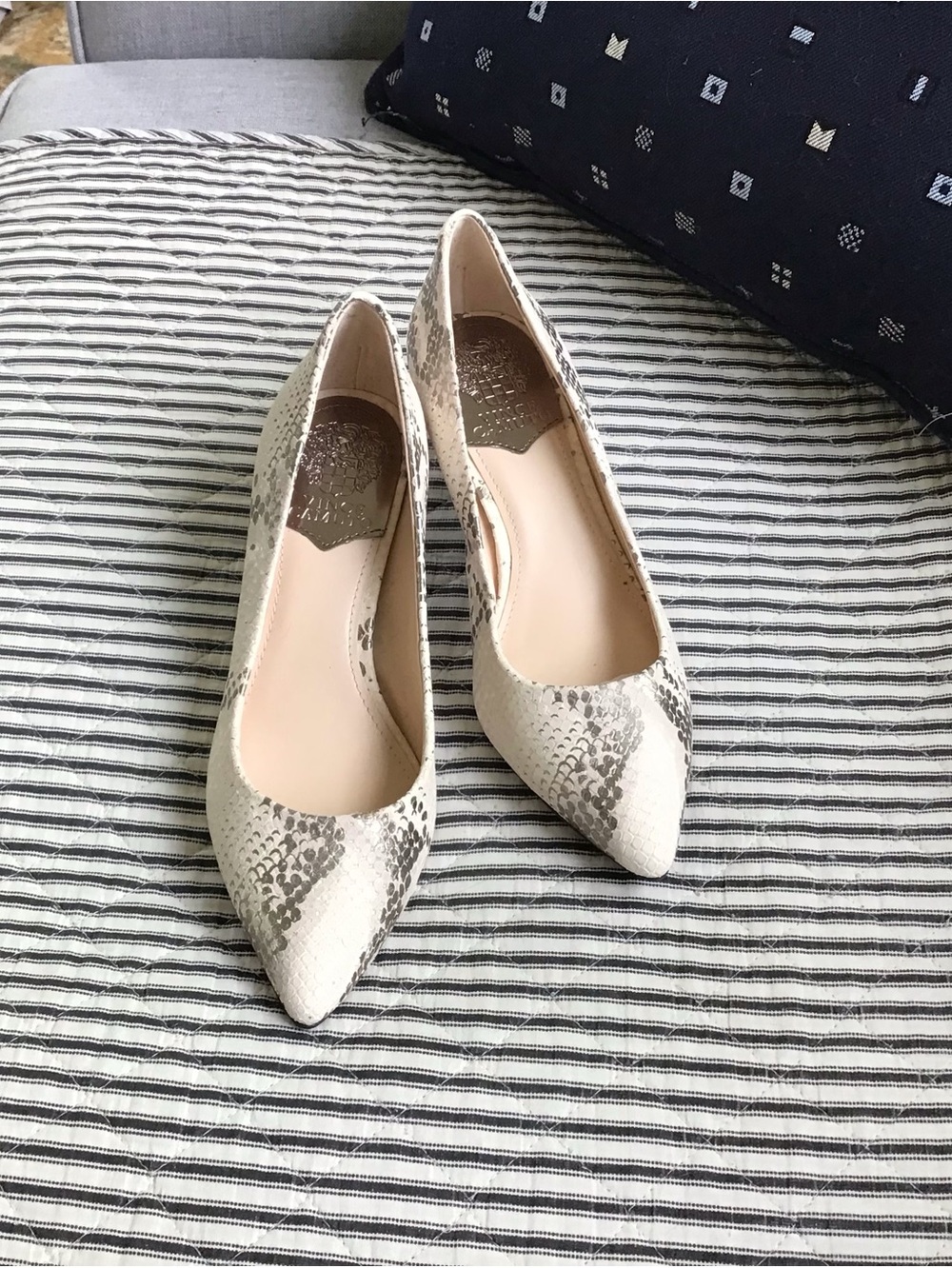 Vince Camuto New/no box Maureen all leather kitten heel pumps 8.5M